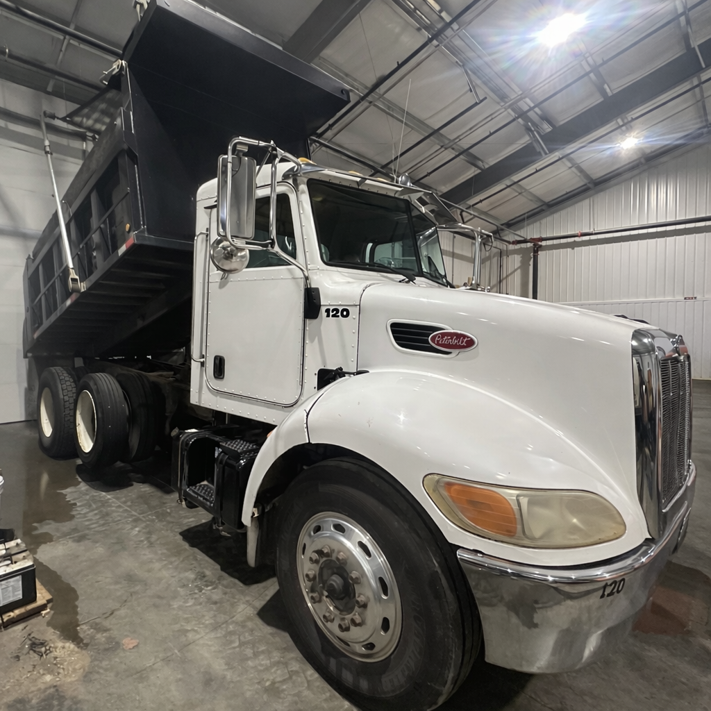 2005 PETERBILT 335